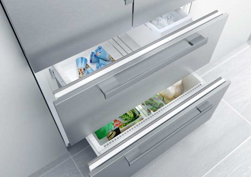 PerfectCool fridge‑freezer maximum convenience thanks to generous large capacity and ice maker. KFN9859IDE