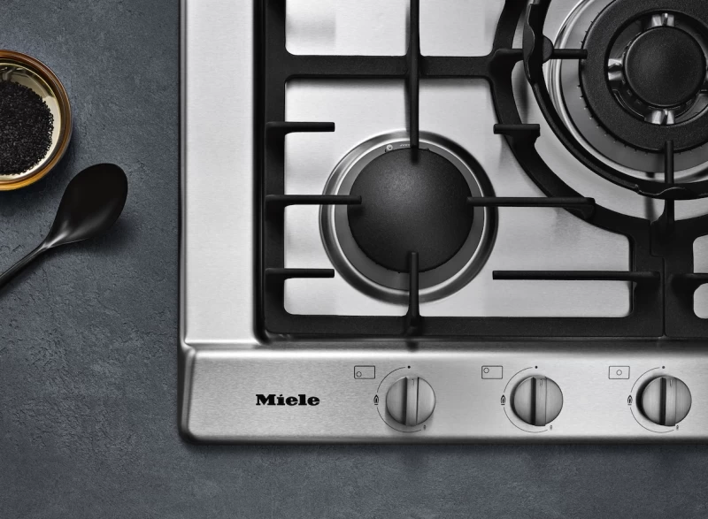 Gas cooktop with 5 burners for particularly versatile cooking convenience. KM2032G