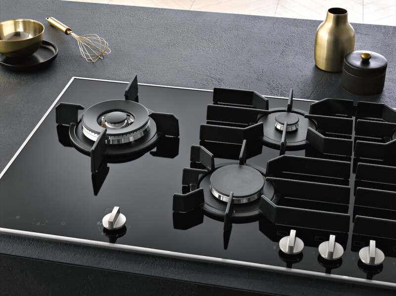 Gas cooktop with electronic functions for maximum safety and user convenience. KM3054G