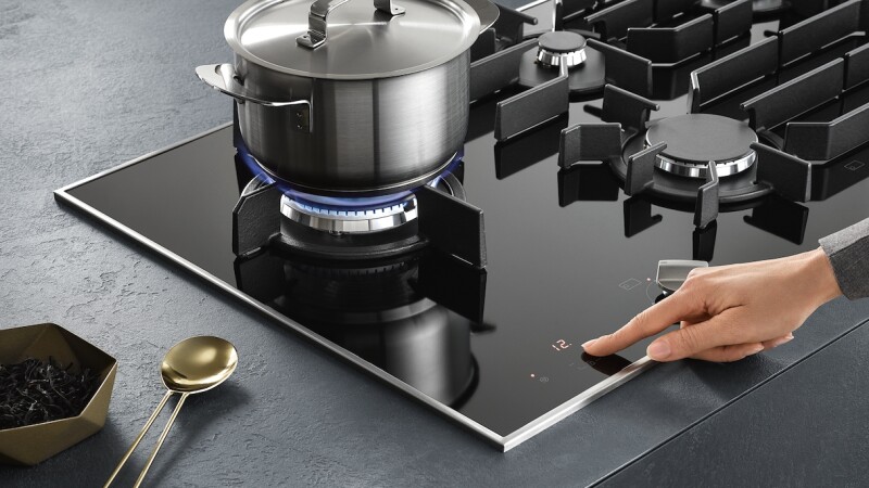 Gas cooktop with electronic functions for maximum safety and user convenience. KM3054G