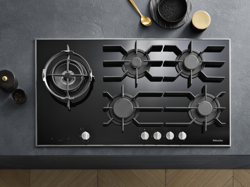 Gas cooktop with electronic functions for maximum safety and user convenience. KM3054G
