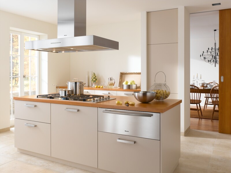 Gas cooktop with 2 dual wok burners for particularly versatile cooking convenience. KM3484G
