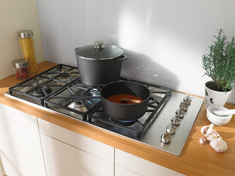 Gas cooktop with 2 dual wok burners for particularly versatile cooking convenience. KM3484G