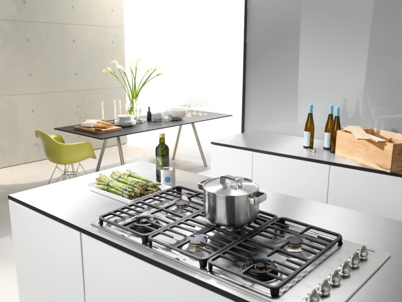 Gas cooktop with 2 dual wok burners for particularly versatile cooking convenience. KM3485LP