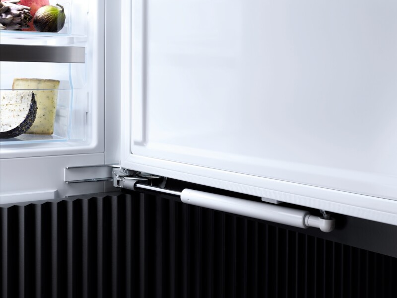 PerfectCool refrigerator with PerfectFresh Active, FlexiLight 2.0, and FlexiTray for maximum convenience. KS7793D