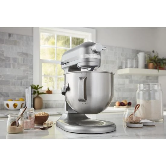 Professional-style performance paired with a 3-point locking bowl provides you with stability for mixing heavy, dense ingredients KSM70SKXXCU