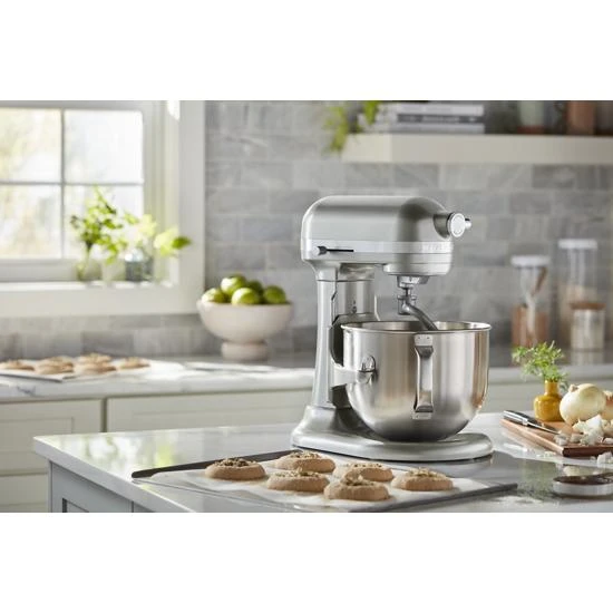 Professional-style performance paired with a 3-point locking bowl provides you with stability for mixing heavy, dense ingredients KSM70SKXXCU