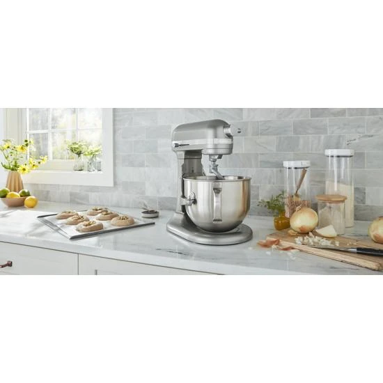 Professional-style performance paired with a 3-point locking bowl provides you with stability for mixing heavy, dense ingredients KSM70SKXXCU