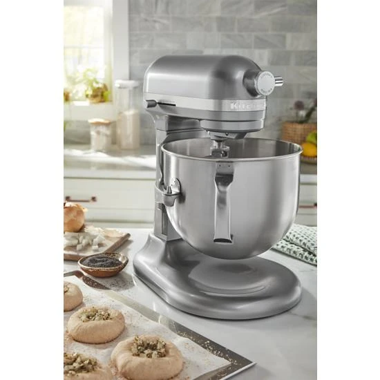 Professional-style performance paired with a 3-point locking bowl provides you with stability for mixing heavy, dense ingredients KSM70SKXXCU