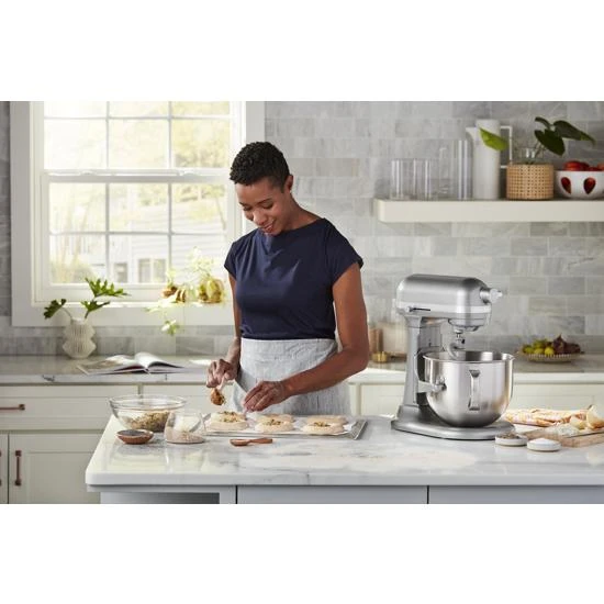 Professional-style performance paired with a 3-point locking bowl provides you with stability for mixing heavy, dense ingredients KSM70SKXXCU