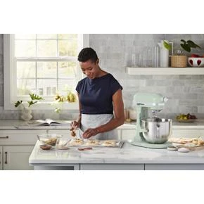 Professional-style performance paired with a 3-point locking bowl provides you with stability for mixing heavy, dense ingredients KSM70SKXXPT