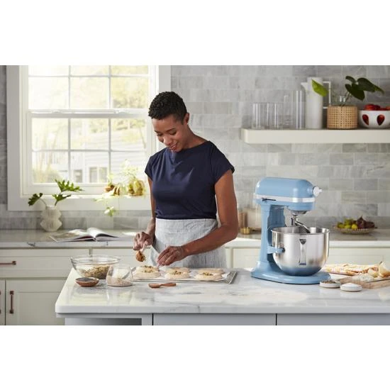 Professional-style performance paired with a 3-point locking bowl provides you with stability for mixing heavy, dense ingredients KSM70SKXXVB