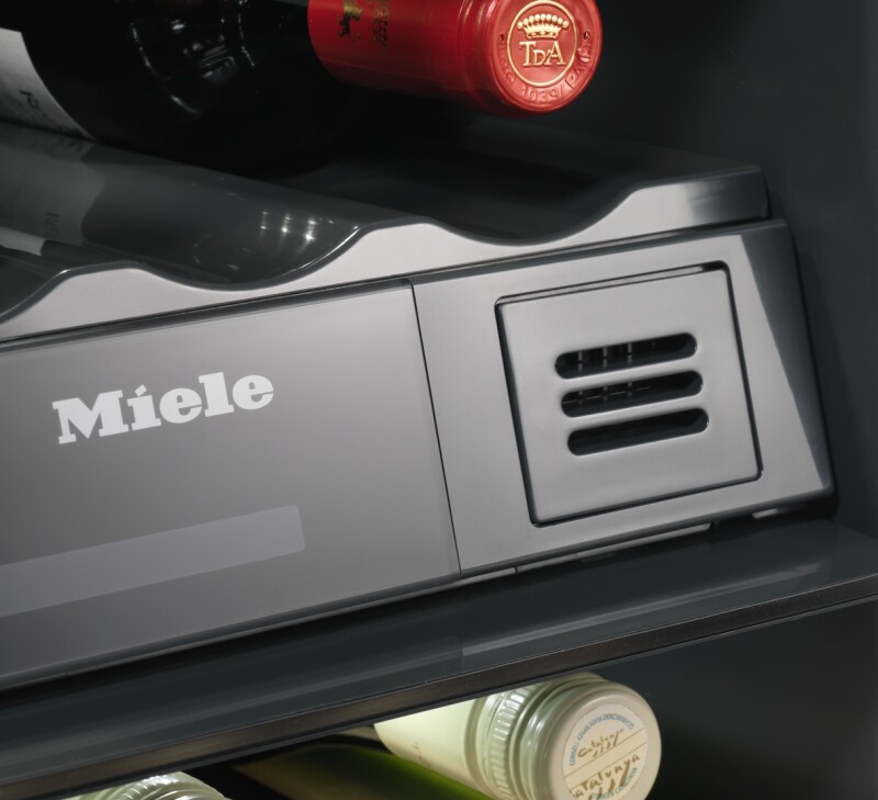 Built‑under wine storage unit with FlexiFrame and Push2open for greater versatility and top-quality design. KWT6322UG