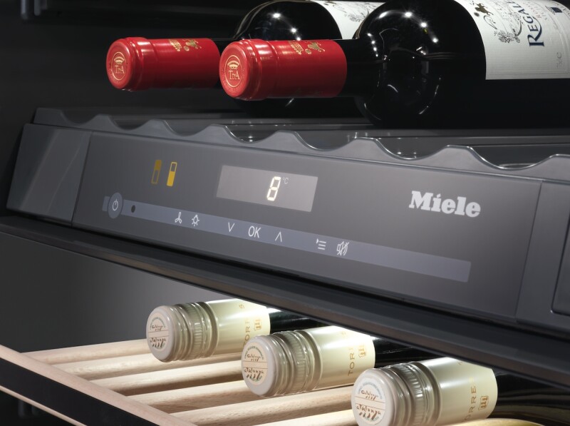 Built‑under wine storage unit with FlexiFrame and Push2open for greater versatility and top-quality design. KWT6322UG