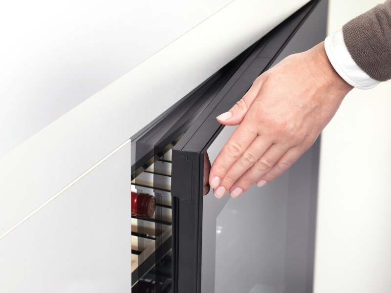 Built‑under wine storage unit with FlexiFrame and Push2open for greater versatility and top-quality design. KWT6322UG