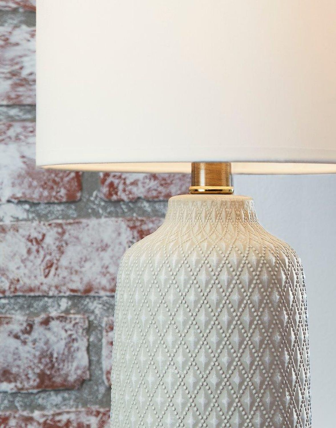 Donnford Gray Table Lamp L180114
