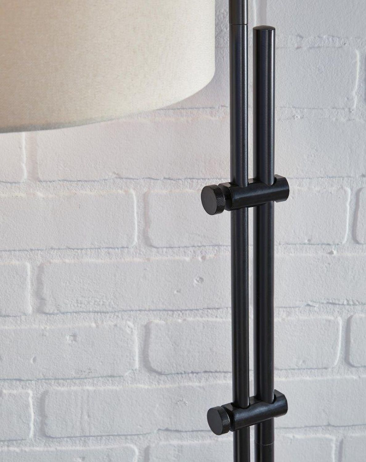 Baronvale Black Floor Lamp L206041