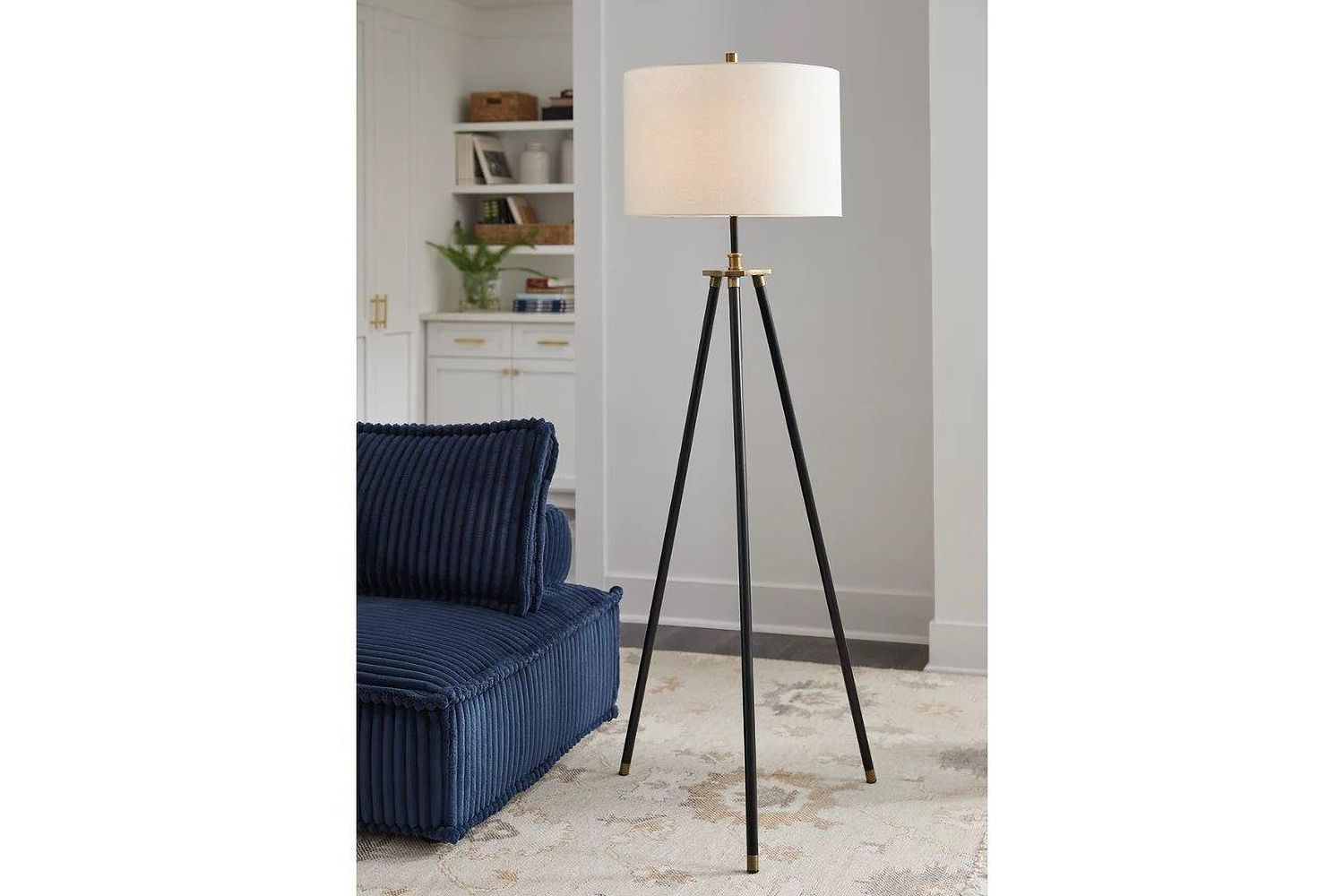 Cashner Floor Lamp In Black and Gold L206101