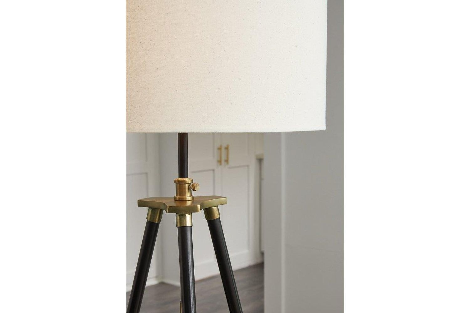 Cashner Floor Lamp In Black and Gold L206101