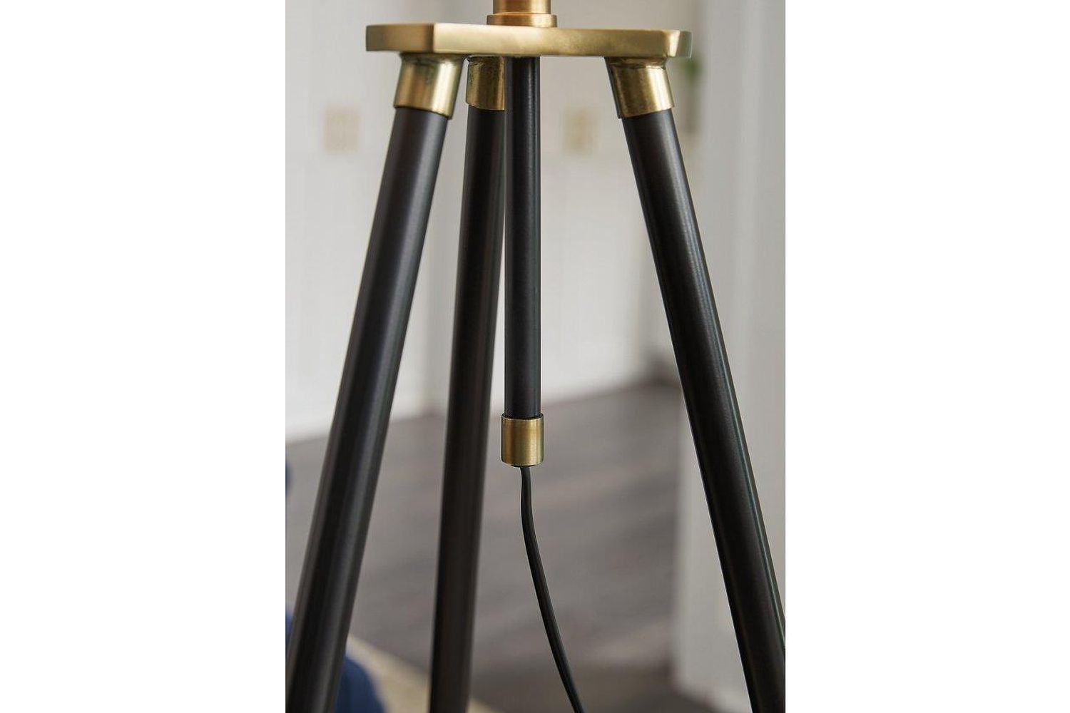 Cashner Floor Lamp In Black and Gold L206101