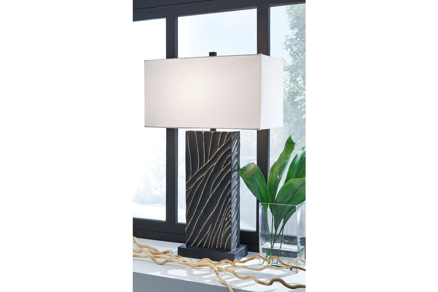 Bartlen Table Lamp In Black and Gold L235774