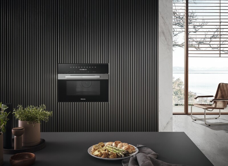 Built‑in microwave oven, 24" width in a design that is the perfect complement with controls on the top. M7240TCAM