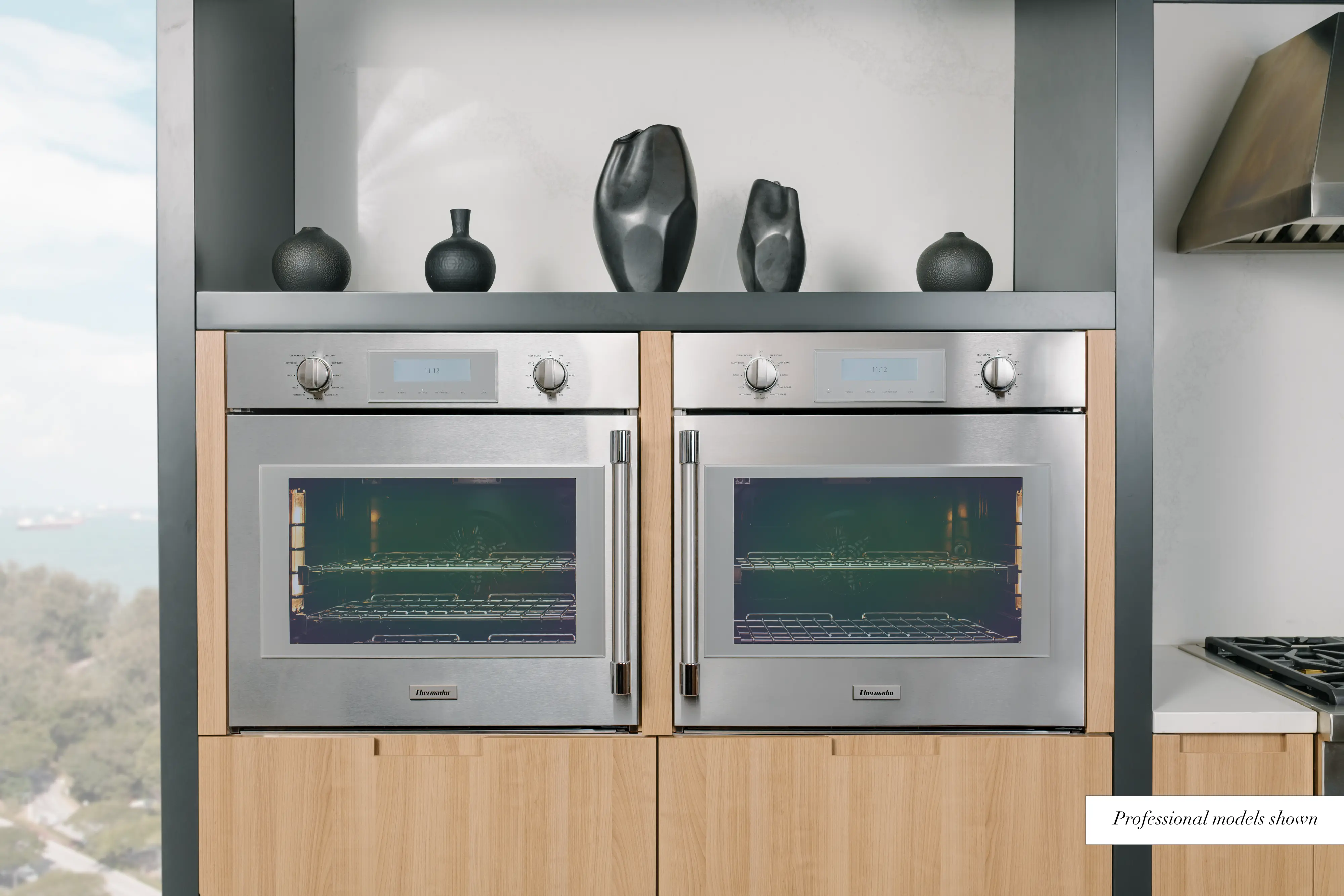 Masterpiece® Single Wall Oven 30'' Right Side Opening Door, MED301RWS