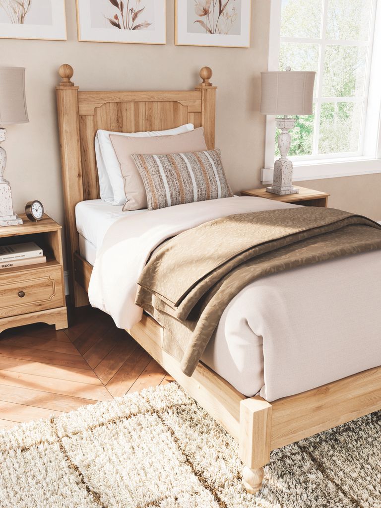 Bestmere Nightstand In Warm Brown NCB107591