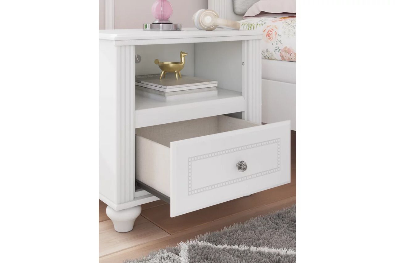 Trindura Nightstand In White NCB181991
