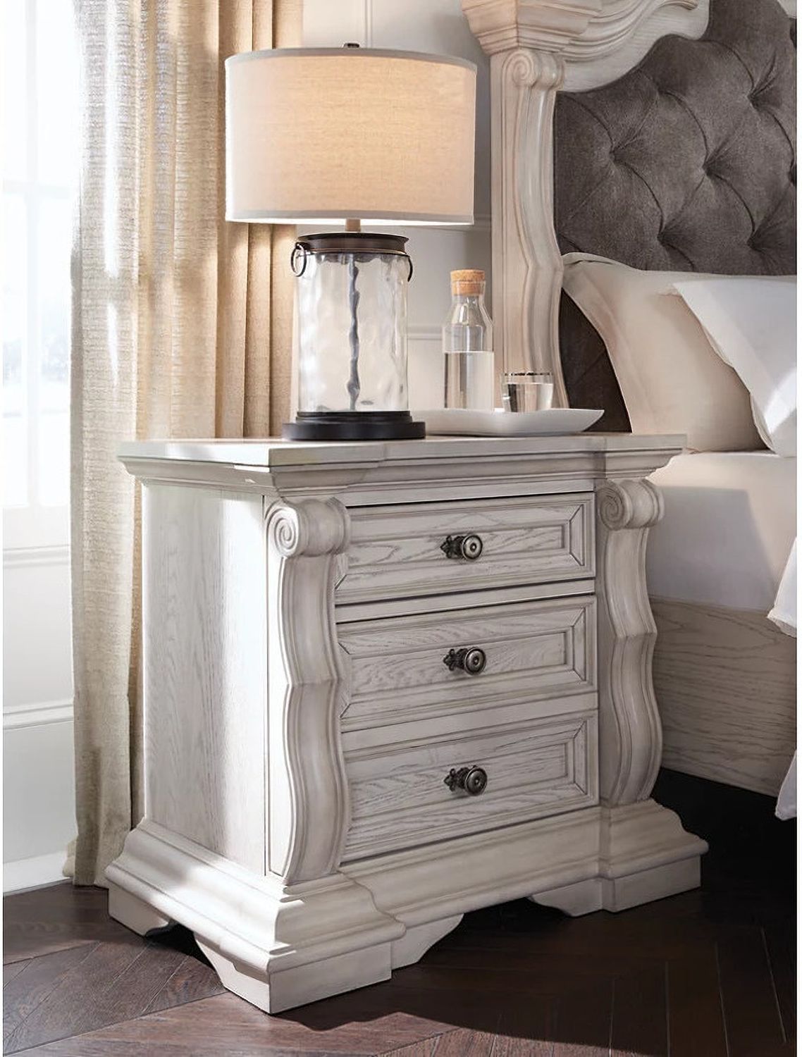 Valleymont Nightstand In Antique White NCB94893