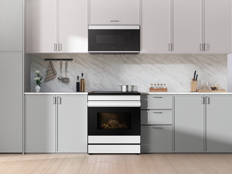 Bespoke Slide-in Induction Range Anti-Scratch Glass Cooktop | Wi-Fi | 6.3 cu.ft. NSI6DB930012AA