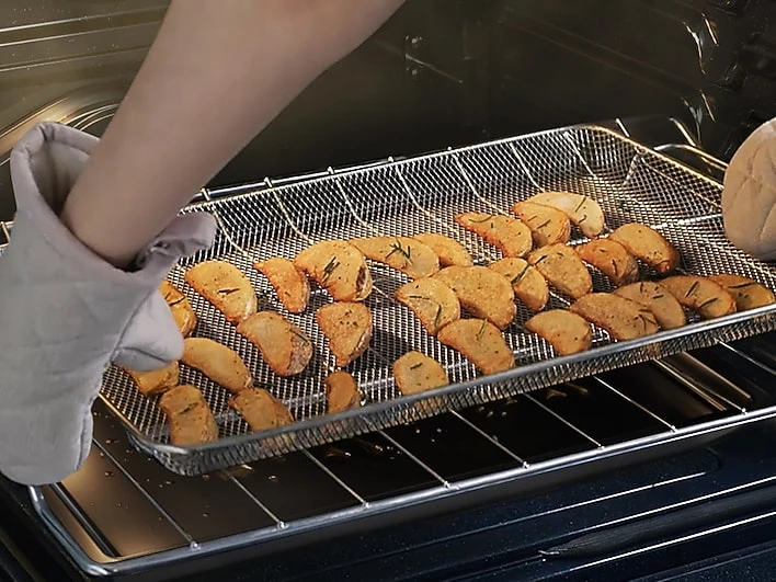 Healthier cooking⁵ with a crunch