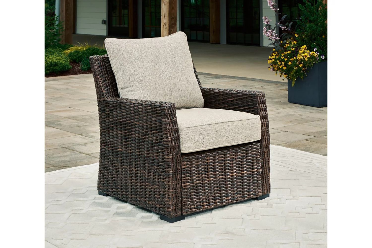 Brook Ranch Brown Lounge Chair With Cushion P465820
