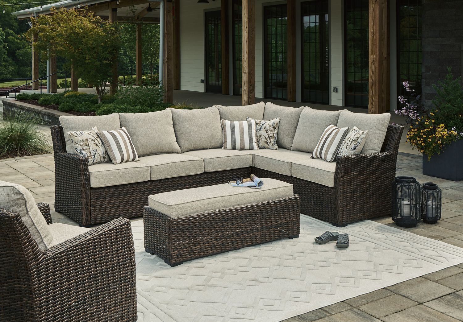 Brook Ranch Brown Lounge Chair With Cushion P465820