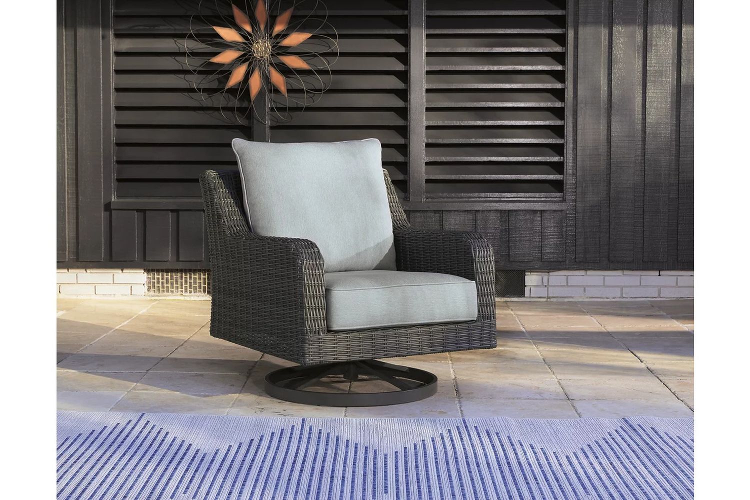 Elite Park Gray Swivel Lounge W/ Cushion P518821
