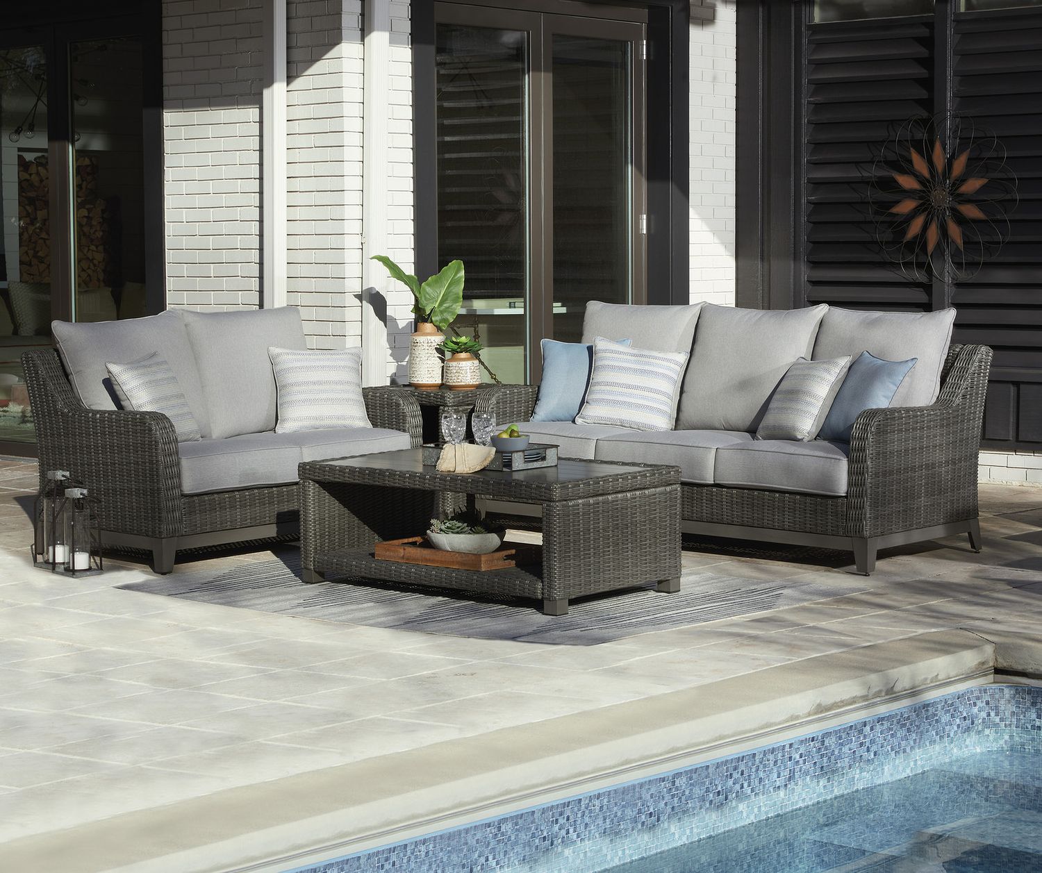 Elite Park Gray Loveseat W/Cushion P518835