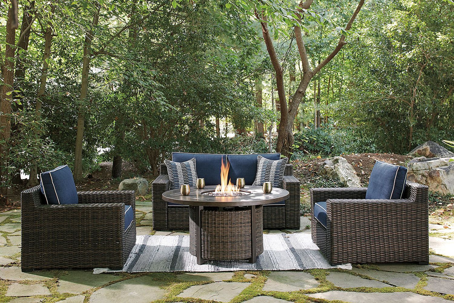 Paradise Trail Medium Brown Outdoor Round Conversation Set P750P7