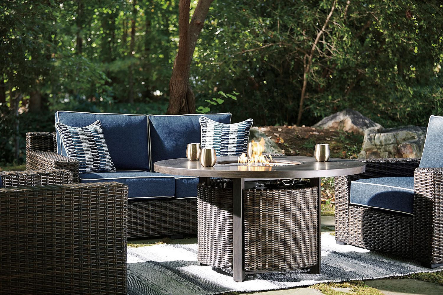 Paradise Trail Medium Brown Outdoor Round Conversation Set P750P7