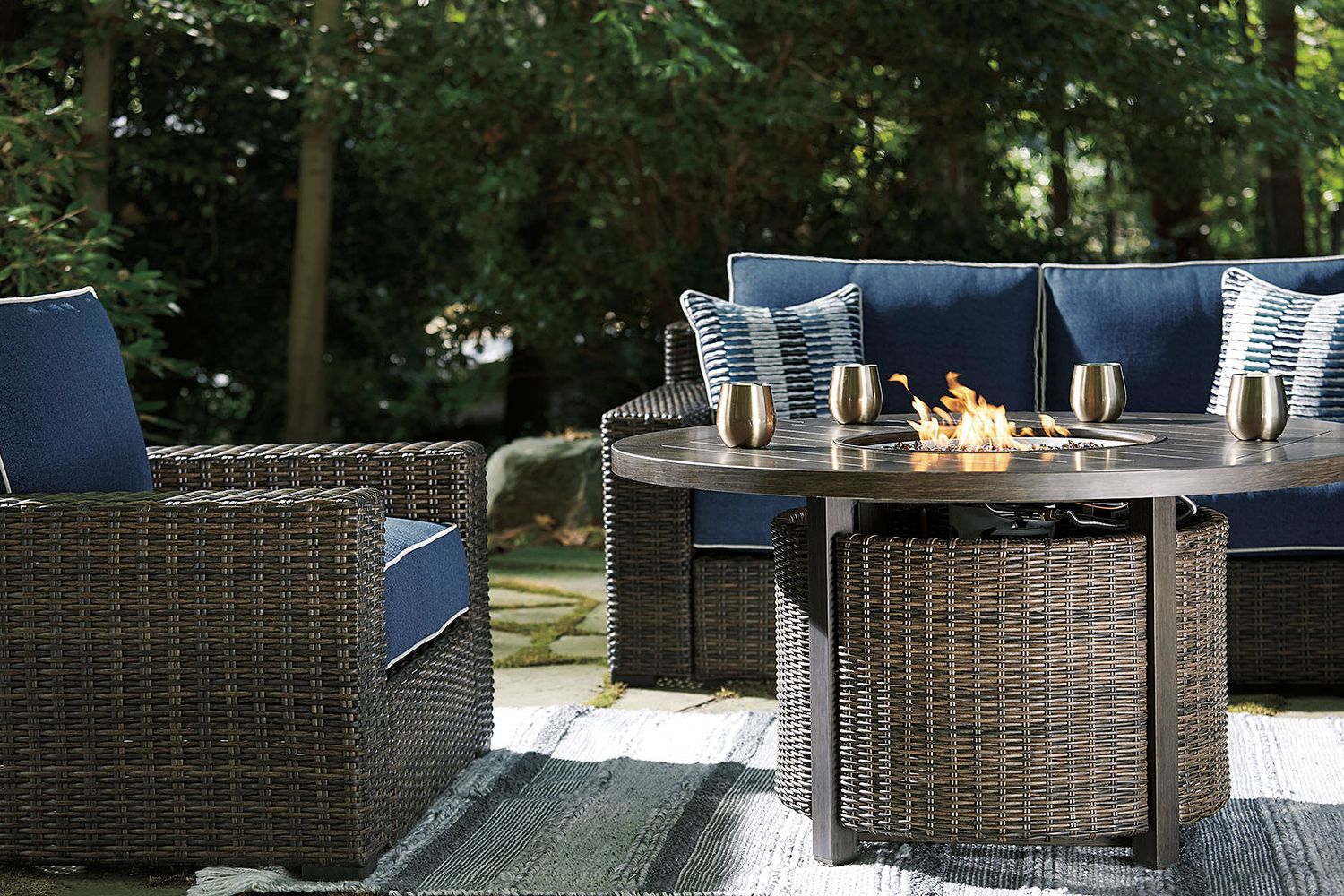 Paradise Trail Medium Brown Outdoor Round Conversation Set P750P7