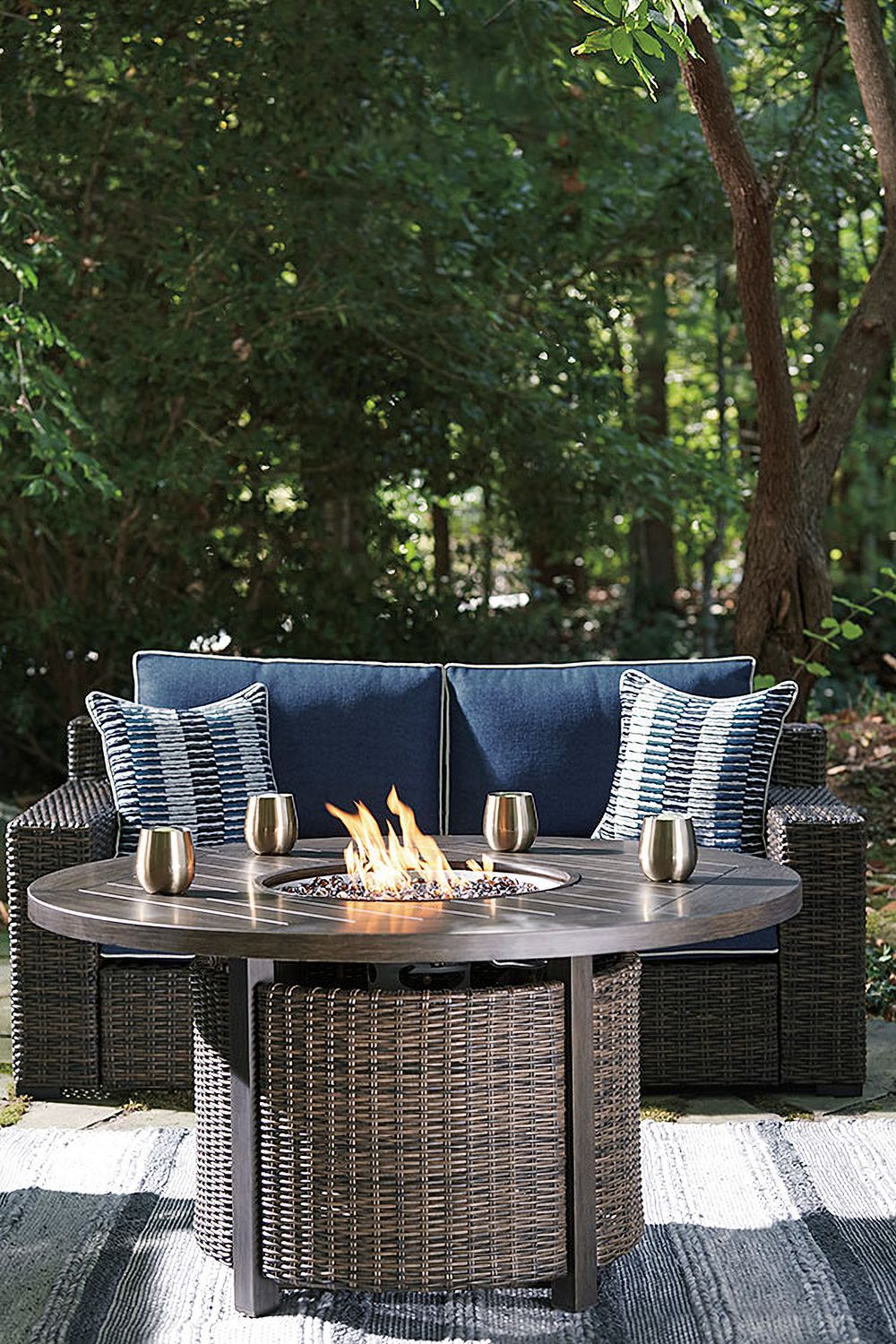 Paradise Trail Medium Brown Outdoor Round Conversation Set P750P7