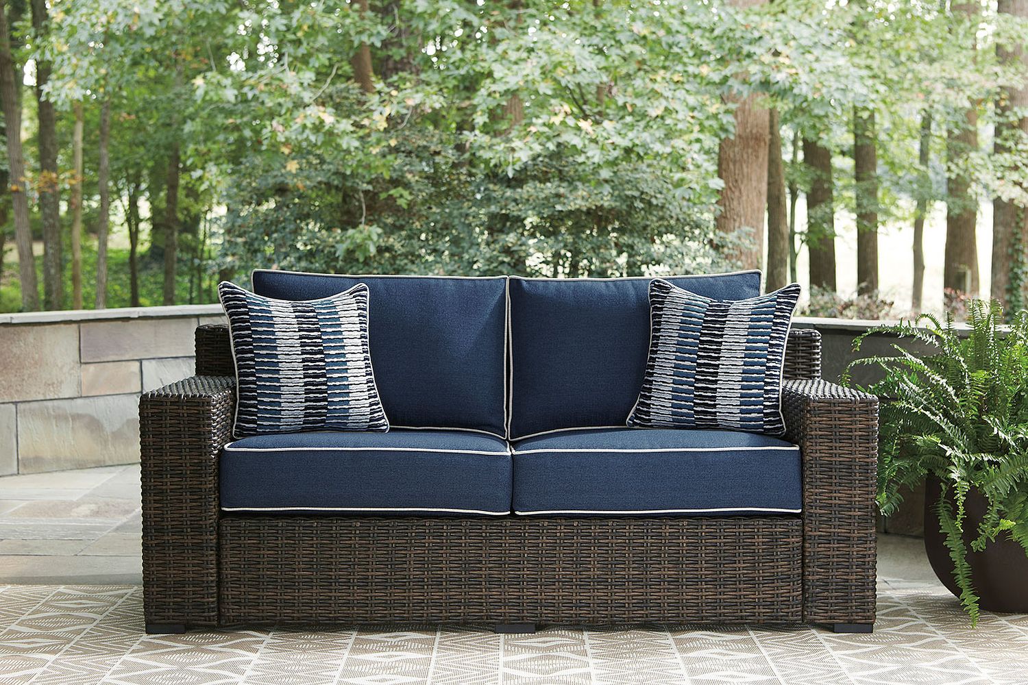 Paradise Trail Medium Brown Outdoor Round Conversation Set P750P7