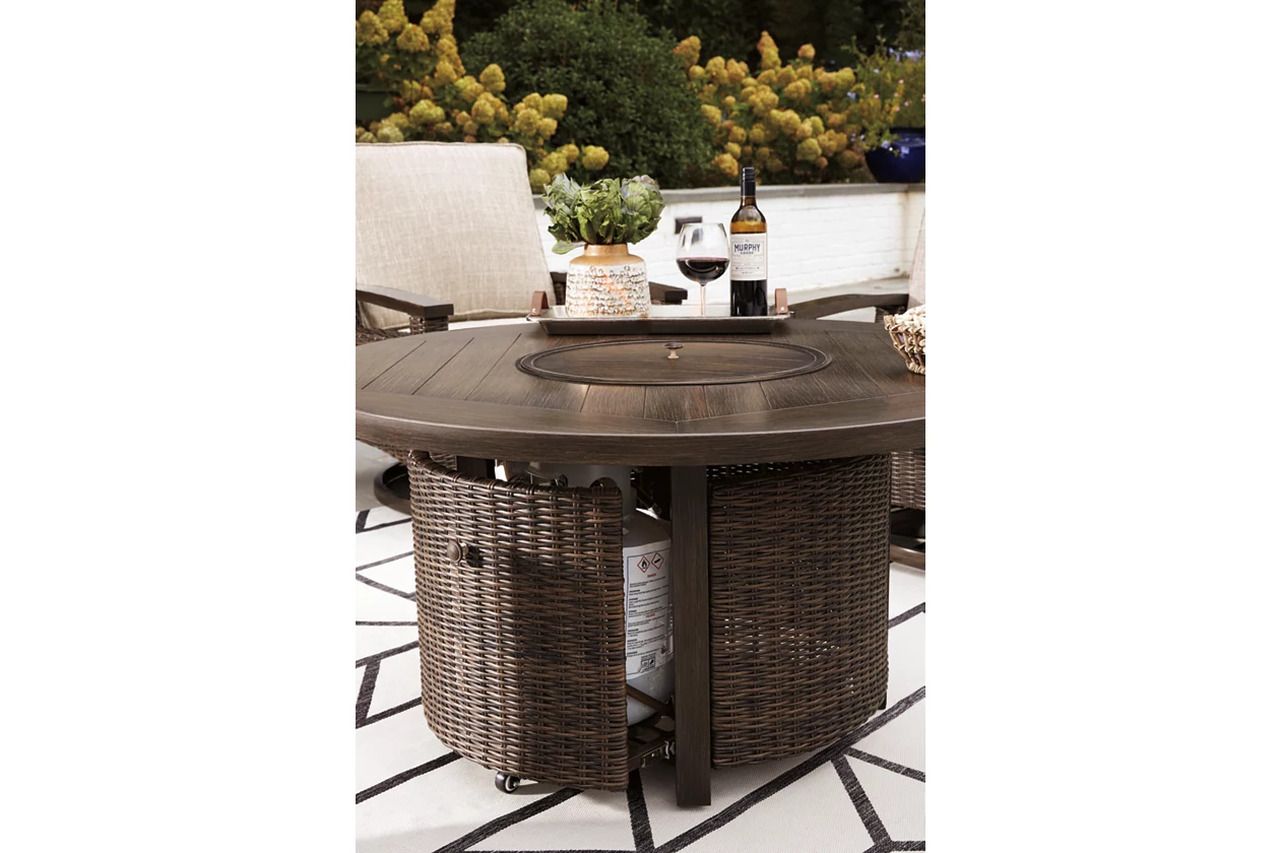 Paradise Trail Medium Brown Outdoor Round Conversation Set P750P7