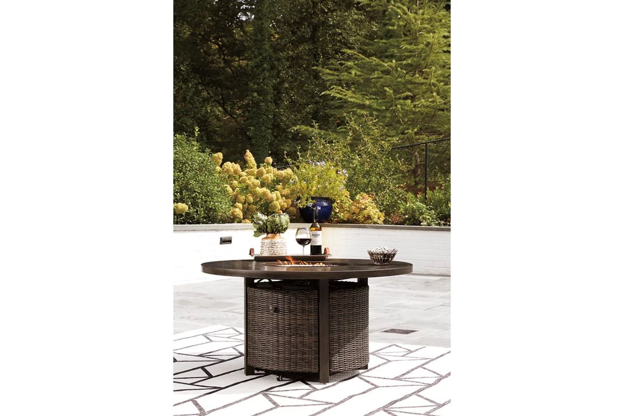Paradise Trail Medium Brown Outdoor Round Conversation Set P750P7