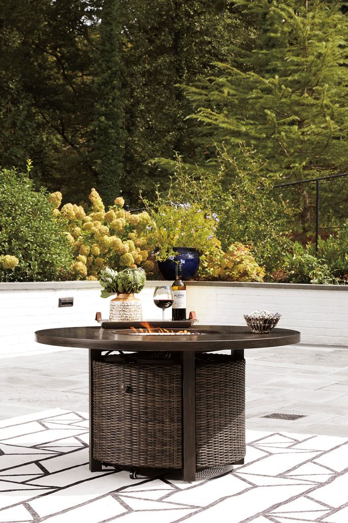 Paradise Trail Medium Brown Outdoor Round Conversation Set P750P7