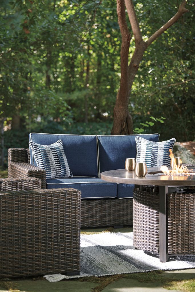 Paradise Trail Medium Brown Outdoor Round Conversation Set P750P7