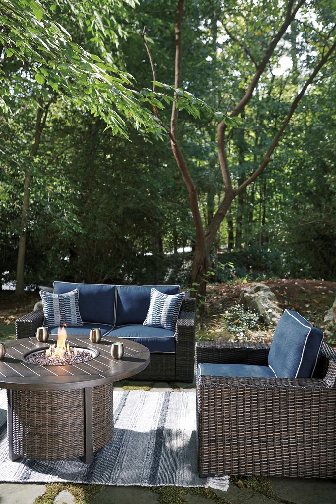 Paradise Trail Medium Brown Outdoor Round Conversation Set P750P7