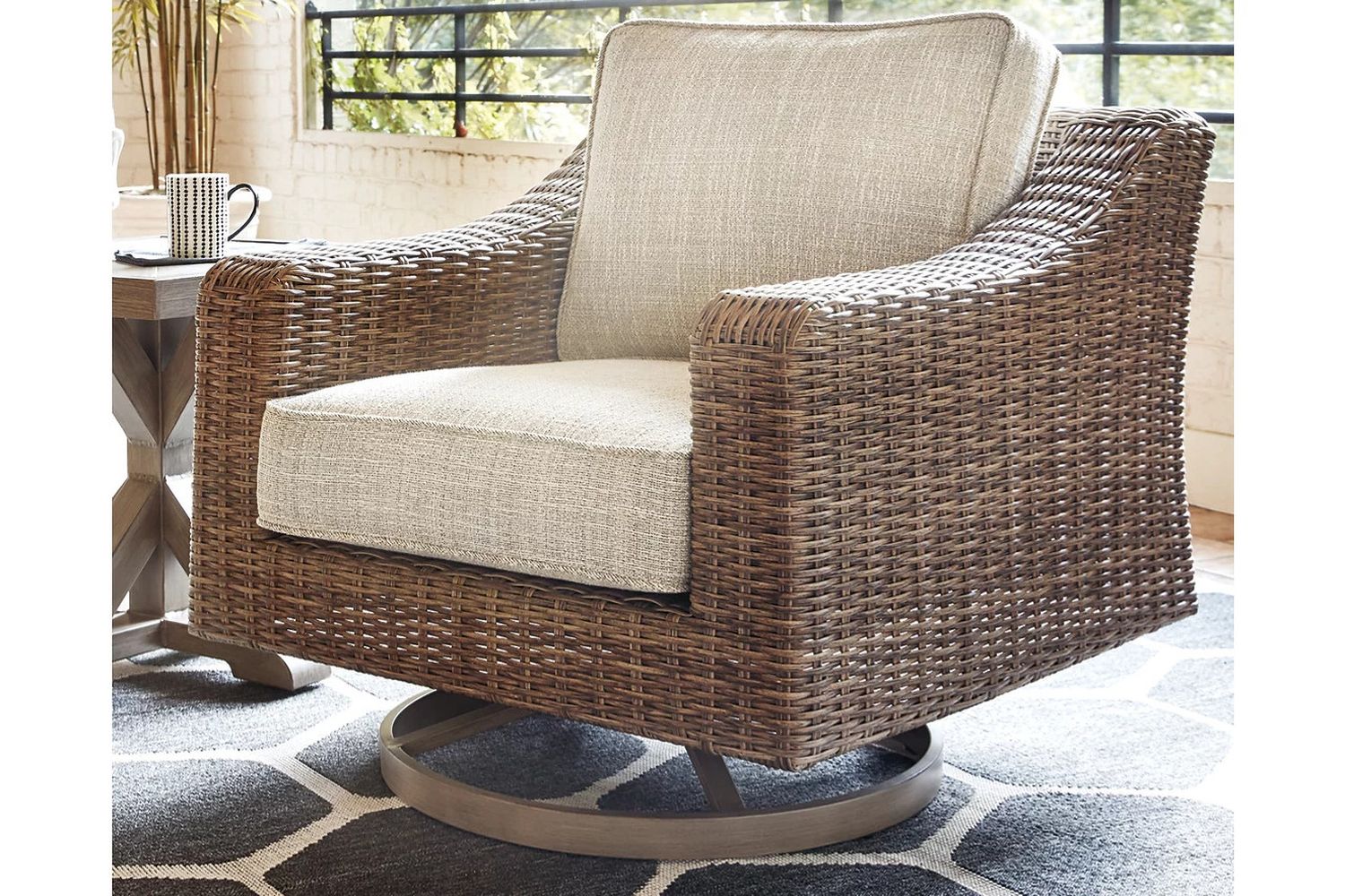 Beachcroft Light Gray Outdoor Swivel Lounge Chair P791821