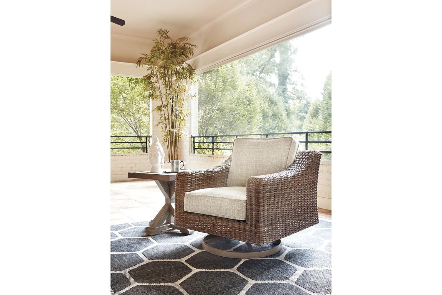 Beachcroft Light Gray Outdoor Swivel Lounge Chair P791821