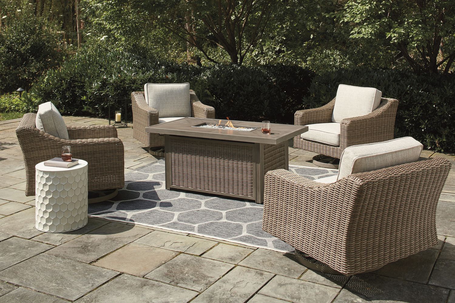 Beachcroft Light Gray Outdoor Swivel Lounge Chair P791821