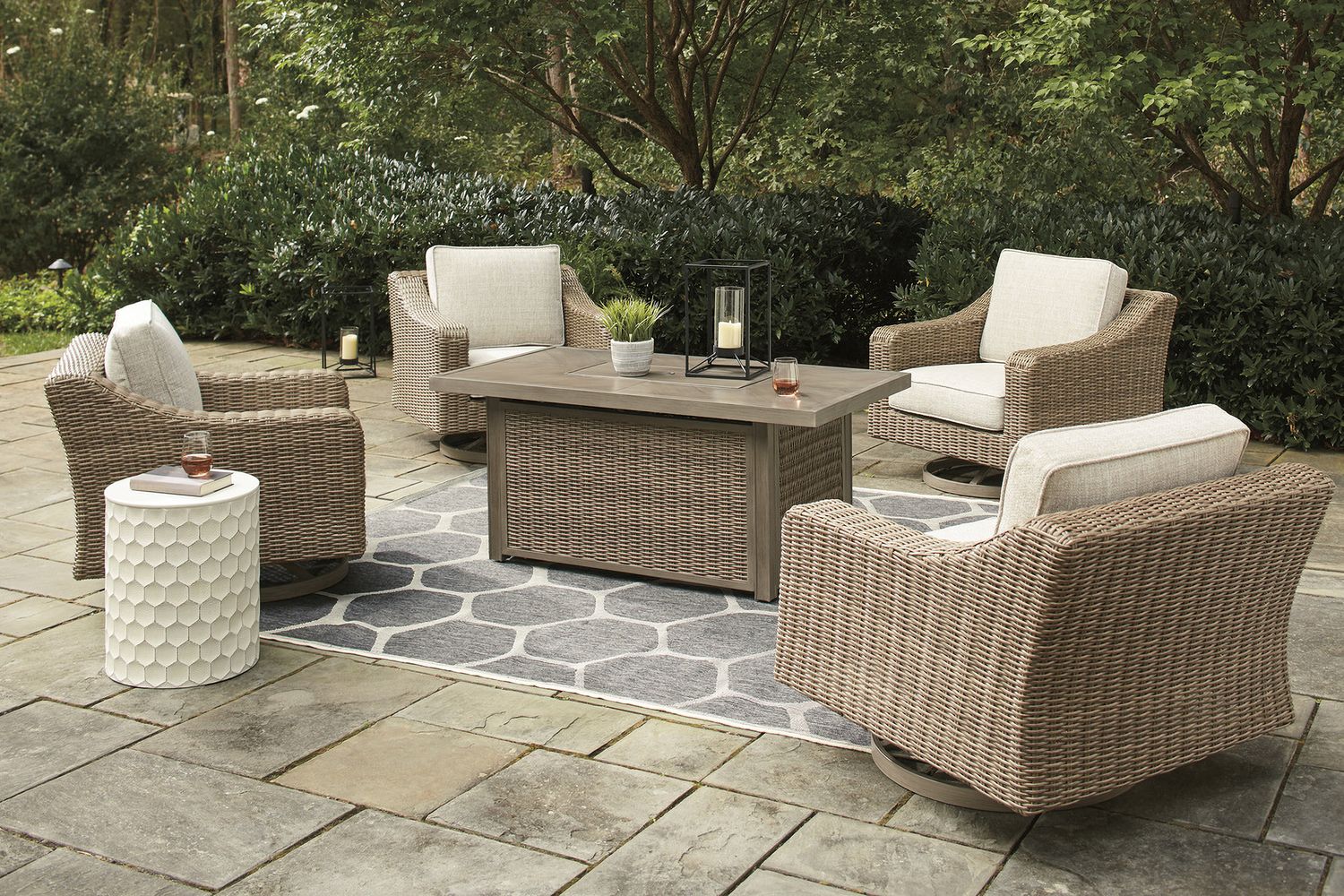 Beachcroft Light Gray Outdoor Swivel Lounge Chair P791821